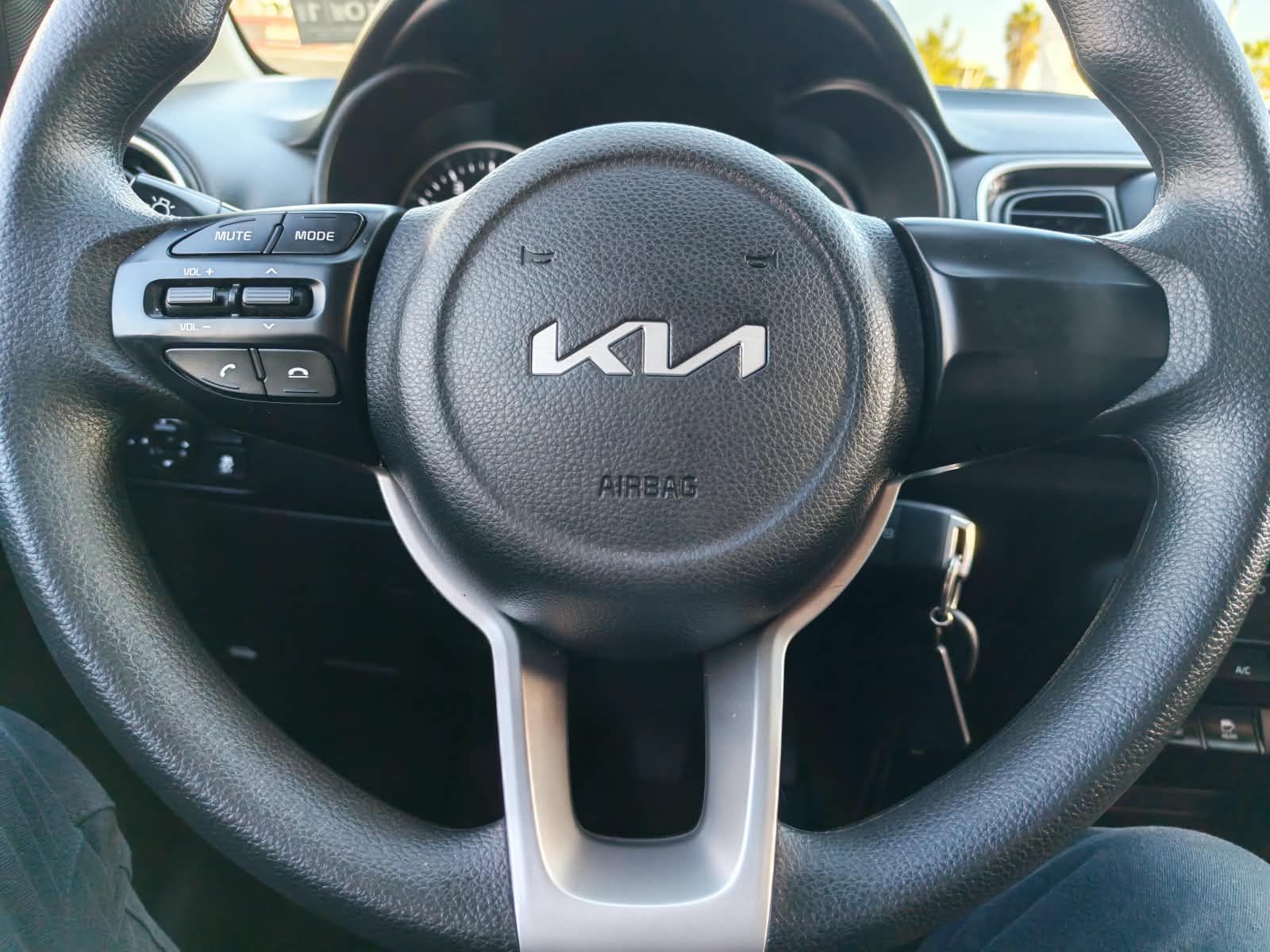 KIA Soluto — foto 21 de 28