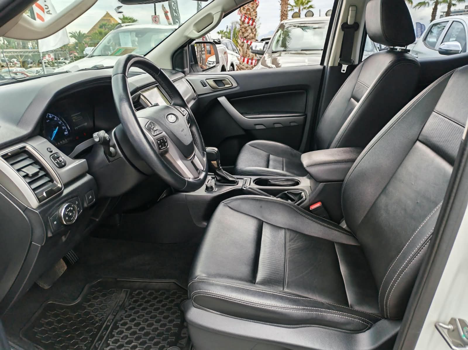 Ford Ranger 3.2 Ltd — foto 10 de 22