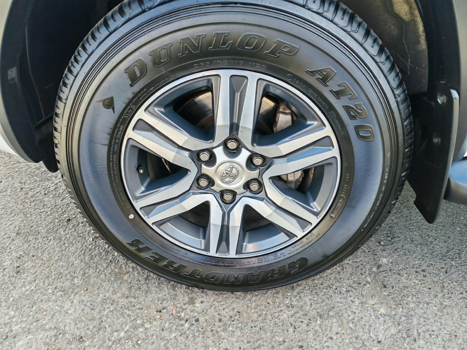 Toyota Fortuner — foto 10 de 23