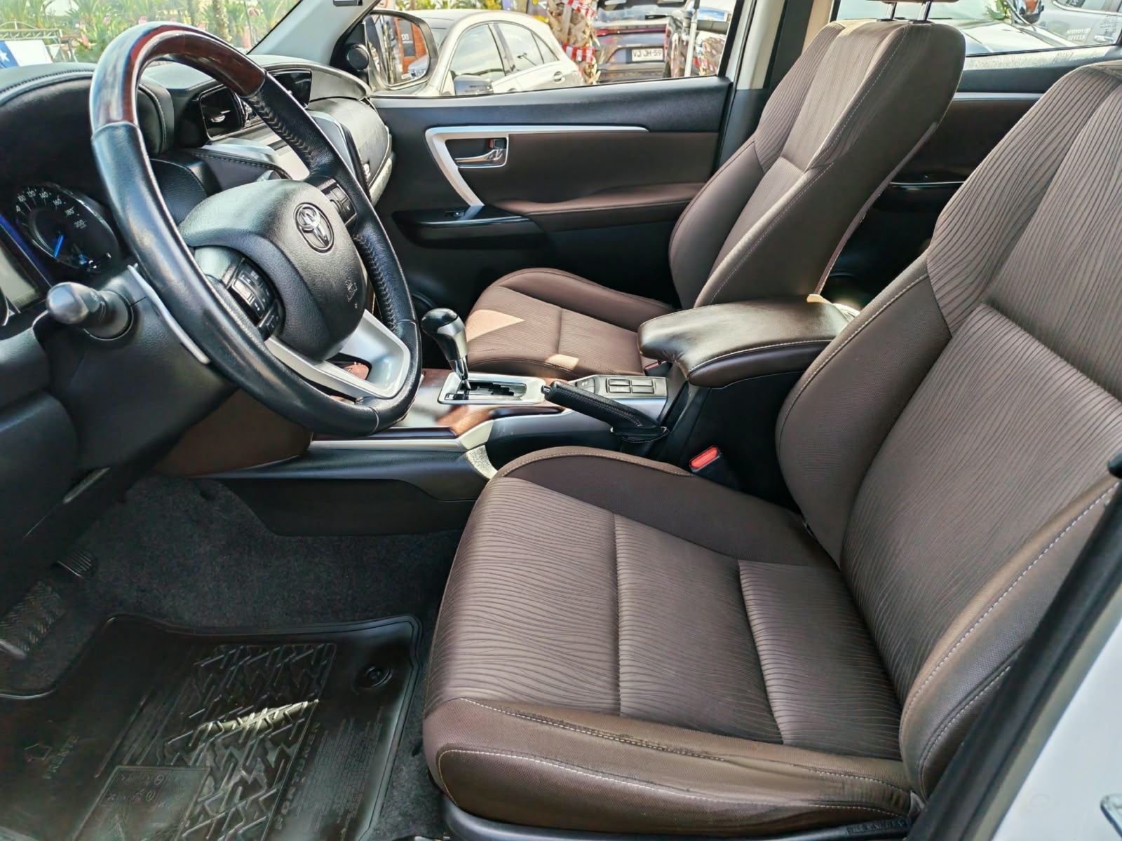 Toyota Fortuner — foto 11 de 23