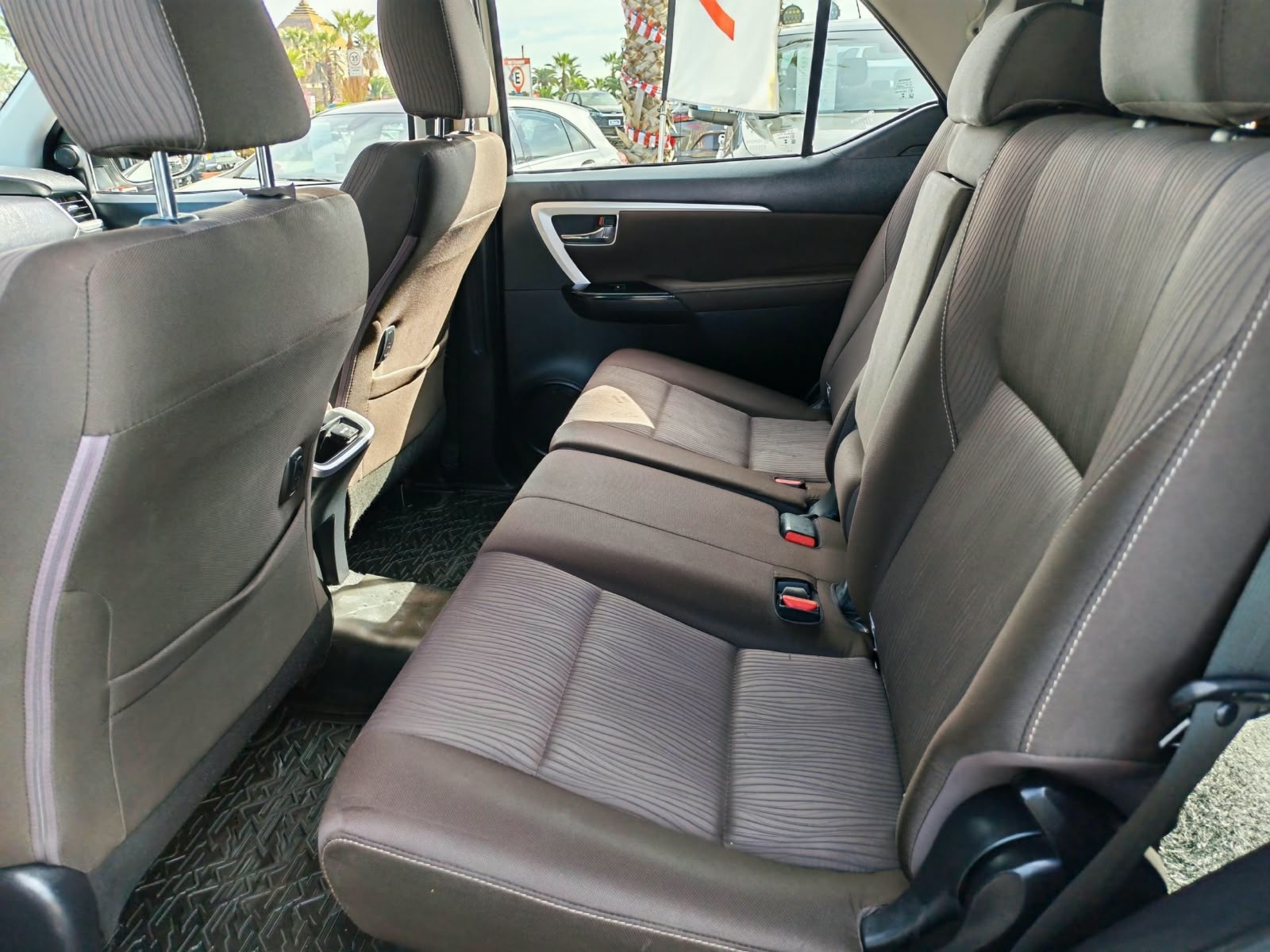 Toyota Fortuner — foto 12 de 23