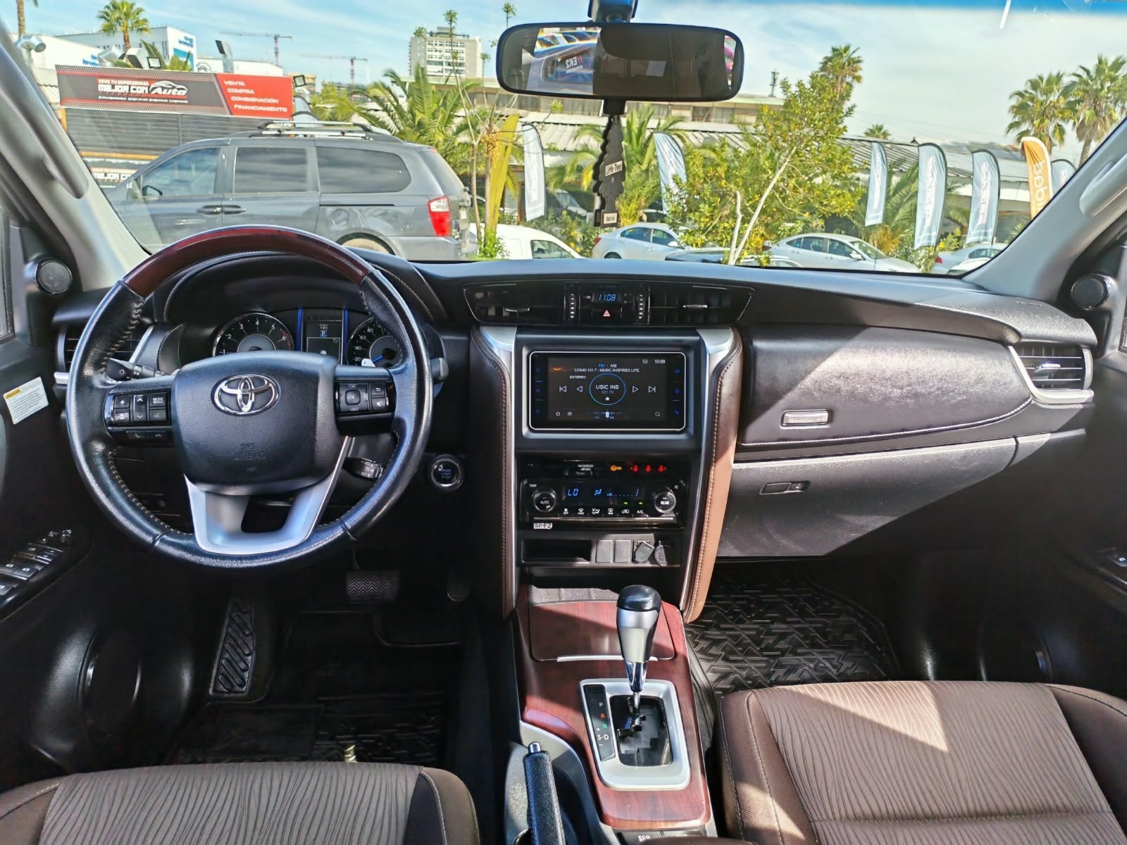 Toyota Fortuner — foto 14 de 23