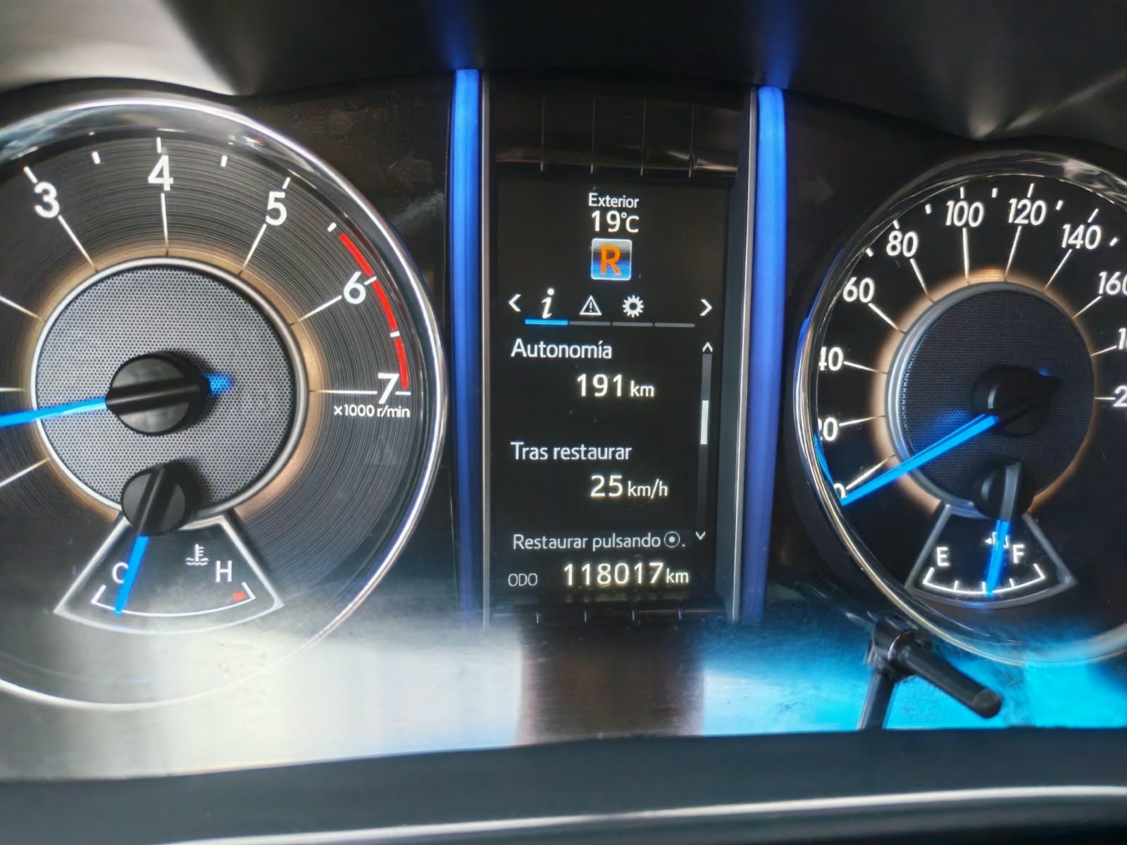 Toyota Fortuner — foto 17 de 23
